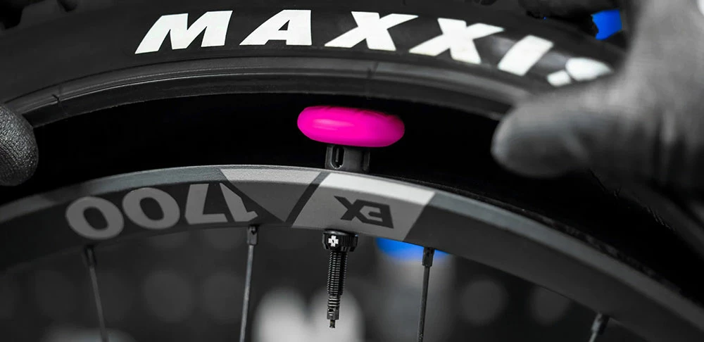 Muc-Off Stealth Tubeless Support D'étiquette Et Valve 44mm Kit 6 Muc-Off Stealth Tubeless Support D'étiquette Et Valve 44mm Kit – Image 6